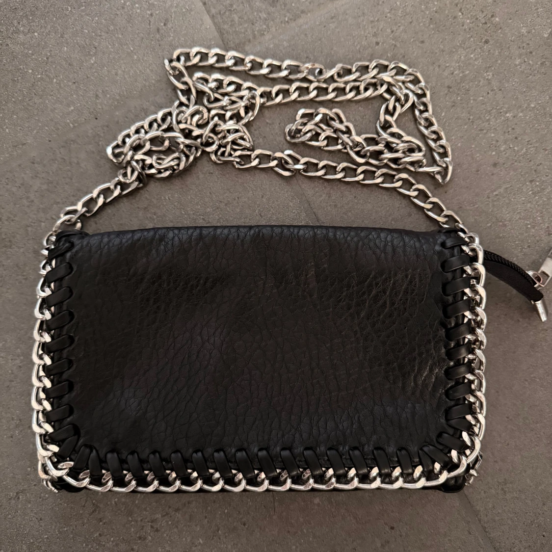 Svart axelväska med kedja från Tiamo