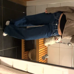 Blåa wide jeans med låg midja  - Säljer mina skiiitcoola Baggy jeans från Gina, köpte för någon vecka sedan och verkligen så snygga! Färgen passar perfekt nu till hösten 