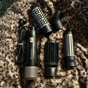 Remington varmluftsborste med tillbehör - Remington varmluftsborste med flera utbytbara borsthuvuden och stylingmunstycke. Komplett med originalförvaringspåse. Produkten ser välvårdad ut utan synligt slitage. Perfekt för enkel styling och volym till håret.