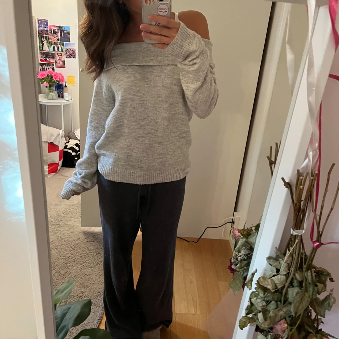 Ljusgrå offshoulder stickad tröja - 1