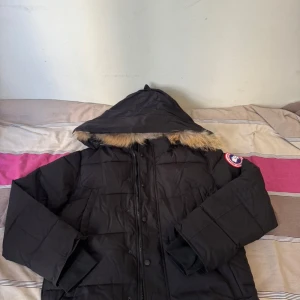 Stilig canada goose jacka  - Tyvärr behöver jag sälja denna efterlängtade canada goose jackan, den är väldigt stilig och håller dig varm inför vintern den har bara används 1-3 gånger när jag insåg att den var för liten för mig. Pris går att diskutera och vid minsta fråga kan du kontakta mig genom Plick (: