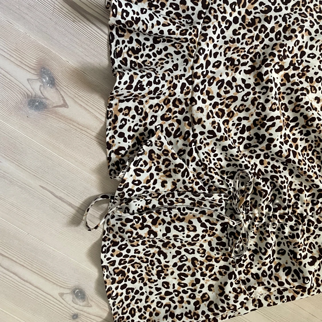 Leopardmönstrad kortkjol med volang - 2