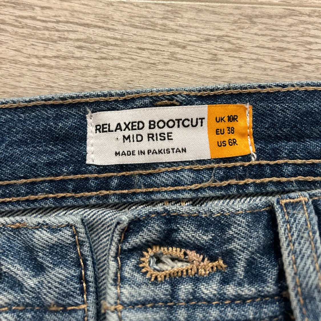 Blå bootcut jeans med slitningar - 1