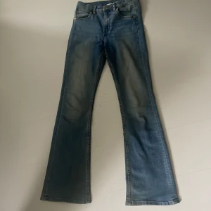 Blå bootcut jeans från Kappahl - Snygga blå jeans från Kappahl i storlek 152. Jeansen har en ljus tvätt och är tillverkade i mjukt jeanstyg. Används inte pga att dom var försmå!💗