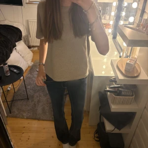 mörkblåa low waist jeans - jättefina low waist jeans från vero moda, helt nya aldrig använt då jag kände att de inte va jag skriv gärna om ni är intresserade🥰