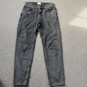 Grunt - Grå jeans från GRUNT ourganic - Snygga grå jeans från GRUNT ourganic med klassisk femficksmodell och raka ben. Jeansen har en cool tvättad look och är tillverkade i bomull. Perfekta för dig som gillar en avslappnad men stilren vibe.