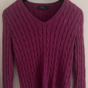 Stickad tröja Polo Ralph Lauren - Stickad tröja från Ralph Lauren med kabelstickat mönster och v-ringning. Knappt använd.  Väldigt bra skick. Skriv för bild på 🥰