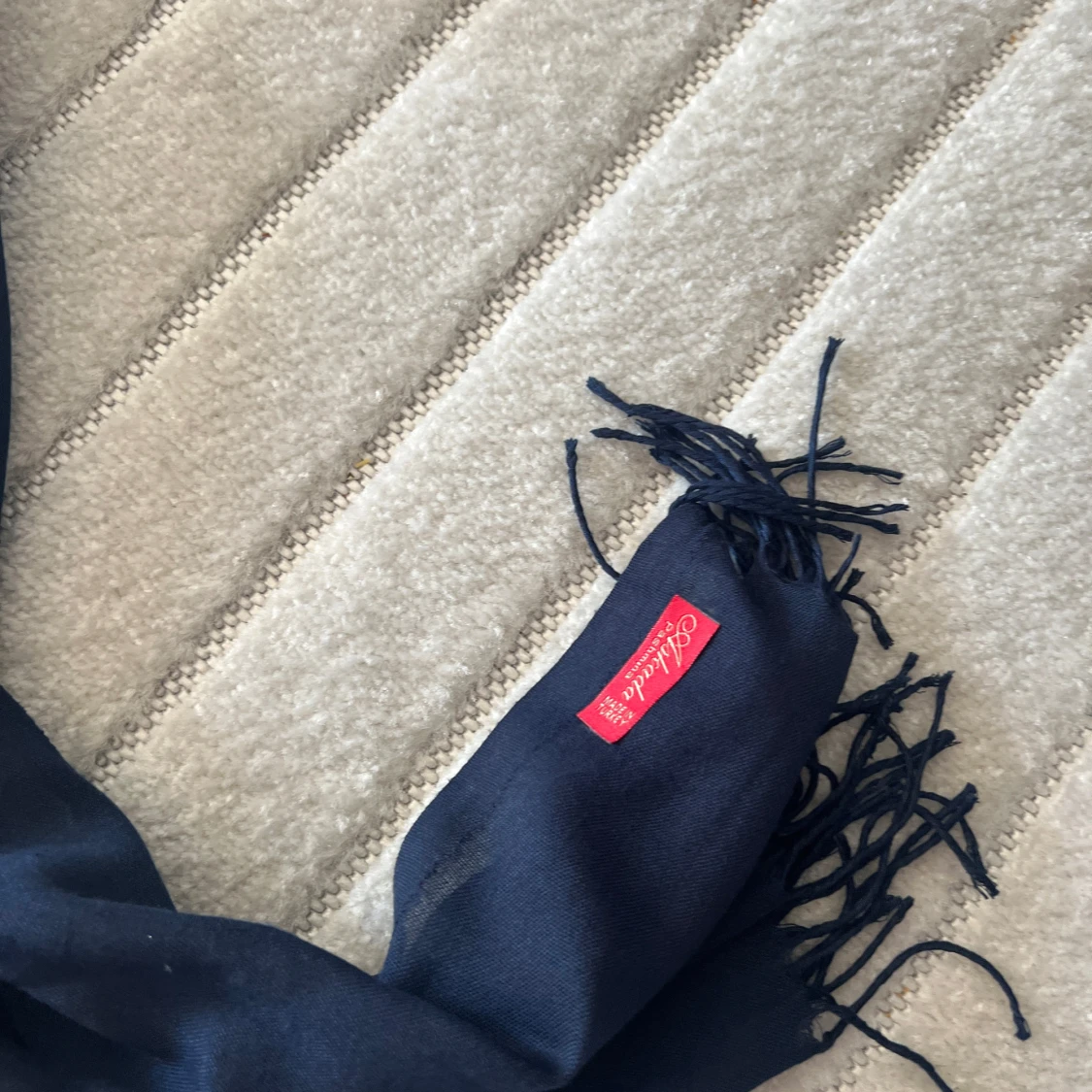 Mörkblå halsduk från Cashmink - 4