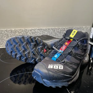 Salomon XT-4 OG - Salomon S/LAB XT-4 OG, använda en gång i stadsmiljö. Storlek 42. 