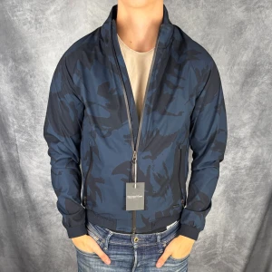 Woolrich jacka - Hej säljer nu min fina Woolrich jacka XS. Den är i mycket bra skick och kommer vara otroligt snygg nu i höst. Nypris cirka 5000kr! Vi kommer att sälja liknande produkter så glöm inte följa profilen!🌊