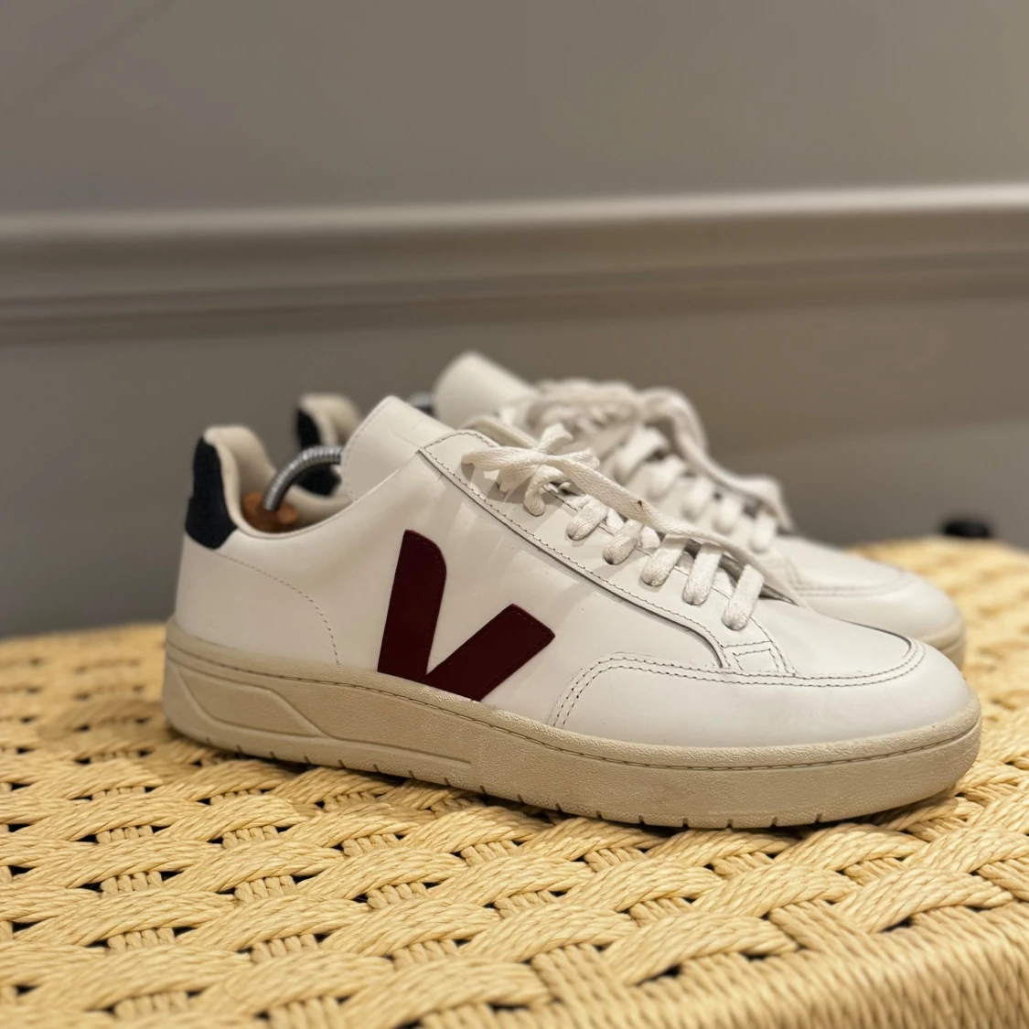 Veja V-12 vita med vinrött V 