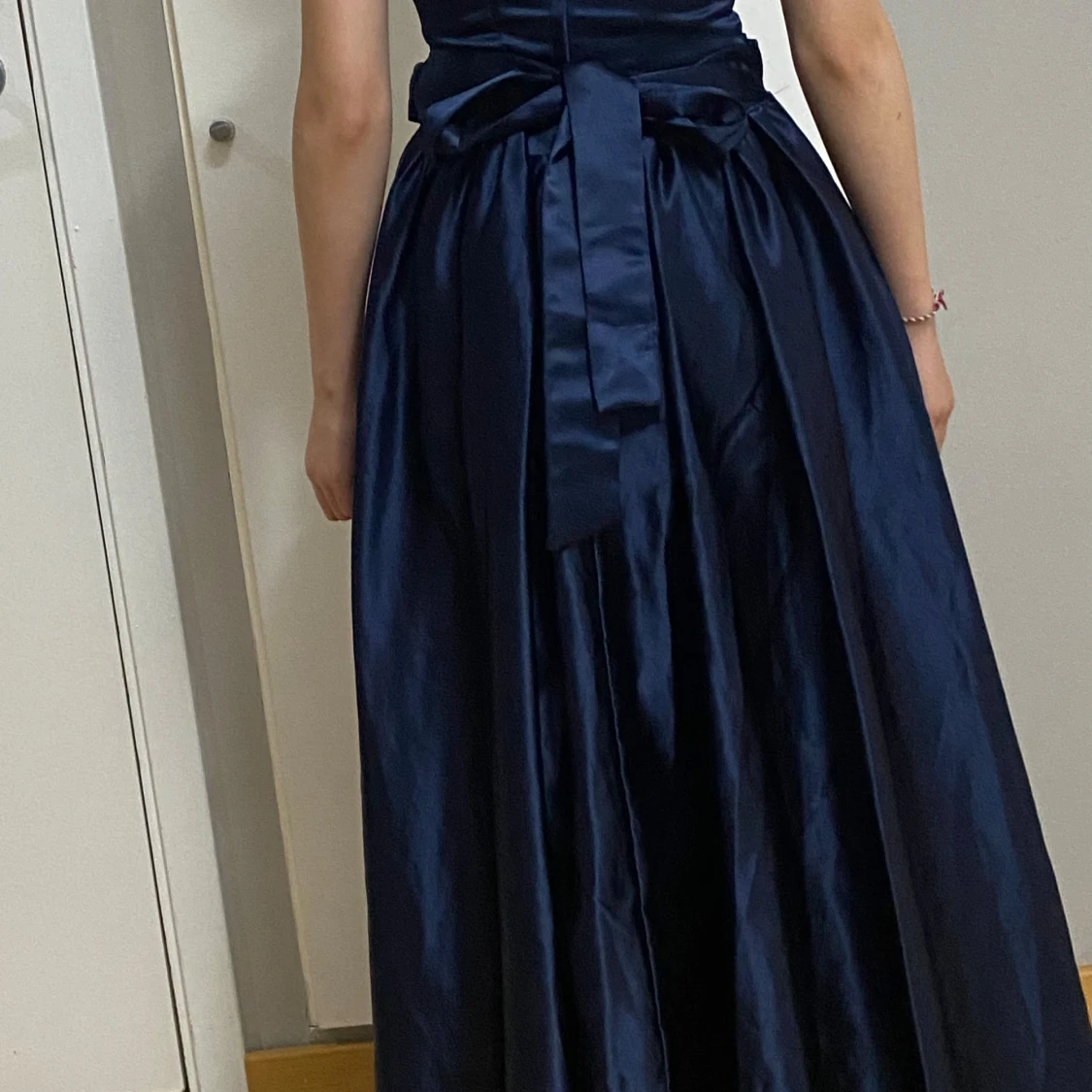 Marinblå långklänning med rosett - 3