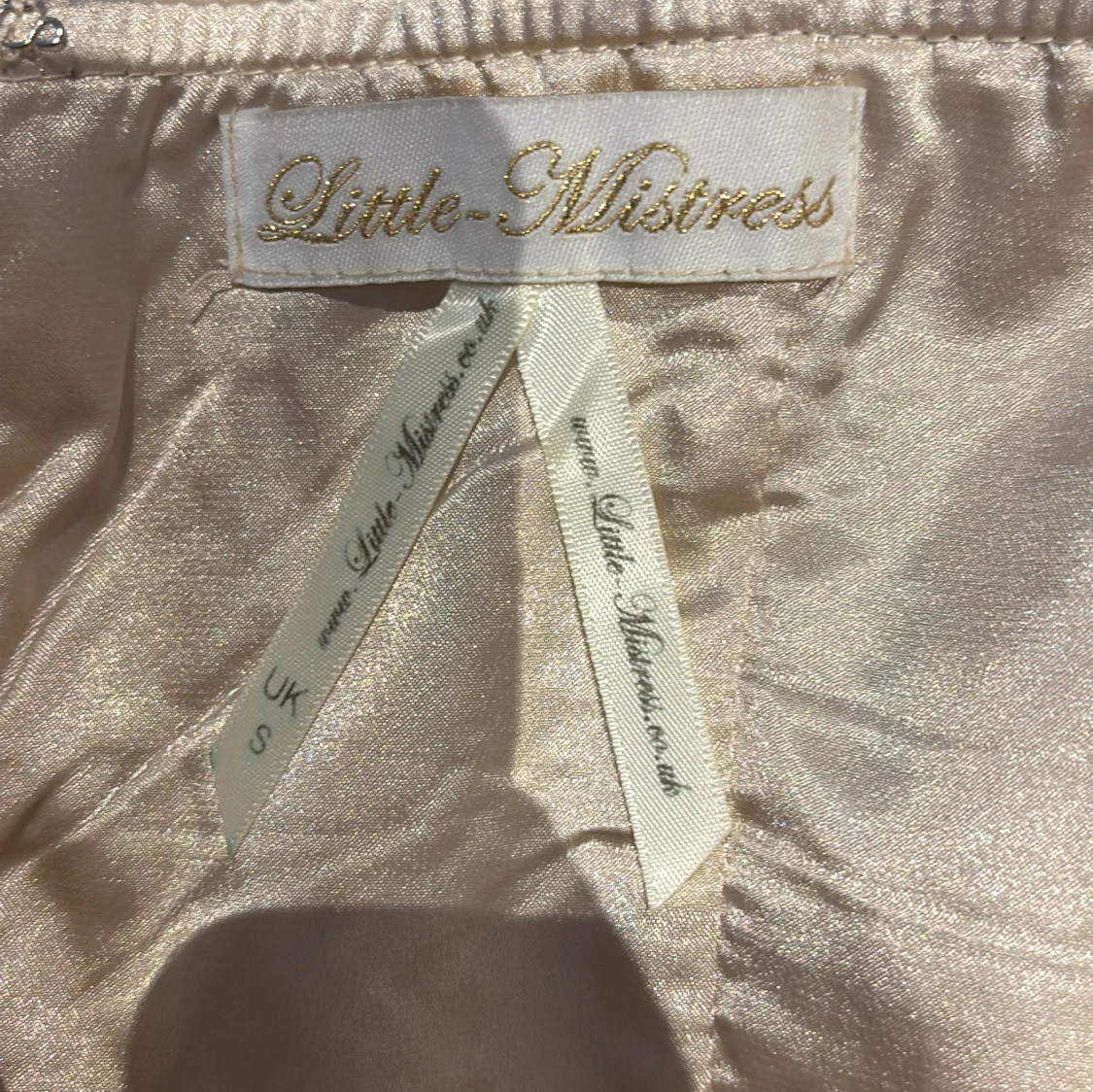 Champagnefärgad one shoulder-klänning - 2