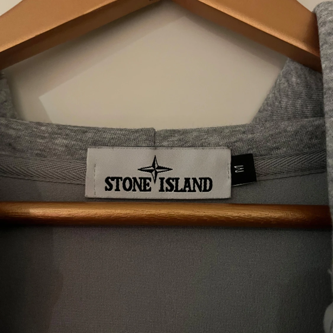 Grå hoodie från Stone Island M - 2