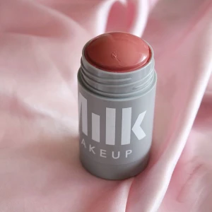 Milk Makeup stick rouge i werk - Super fint rouge endast testad på handen