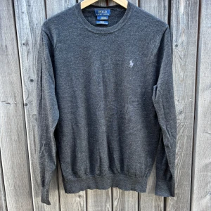 Mörkgrå merinoullströja Polo Ralph Lauren - Mörkgrå  merinoullströja från Ralph Lauren i merinoull | Slim fit-modell | Grymt skick | Storlek M 
