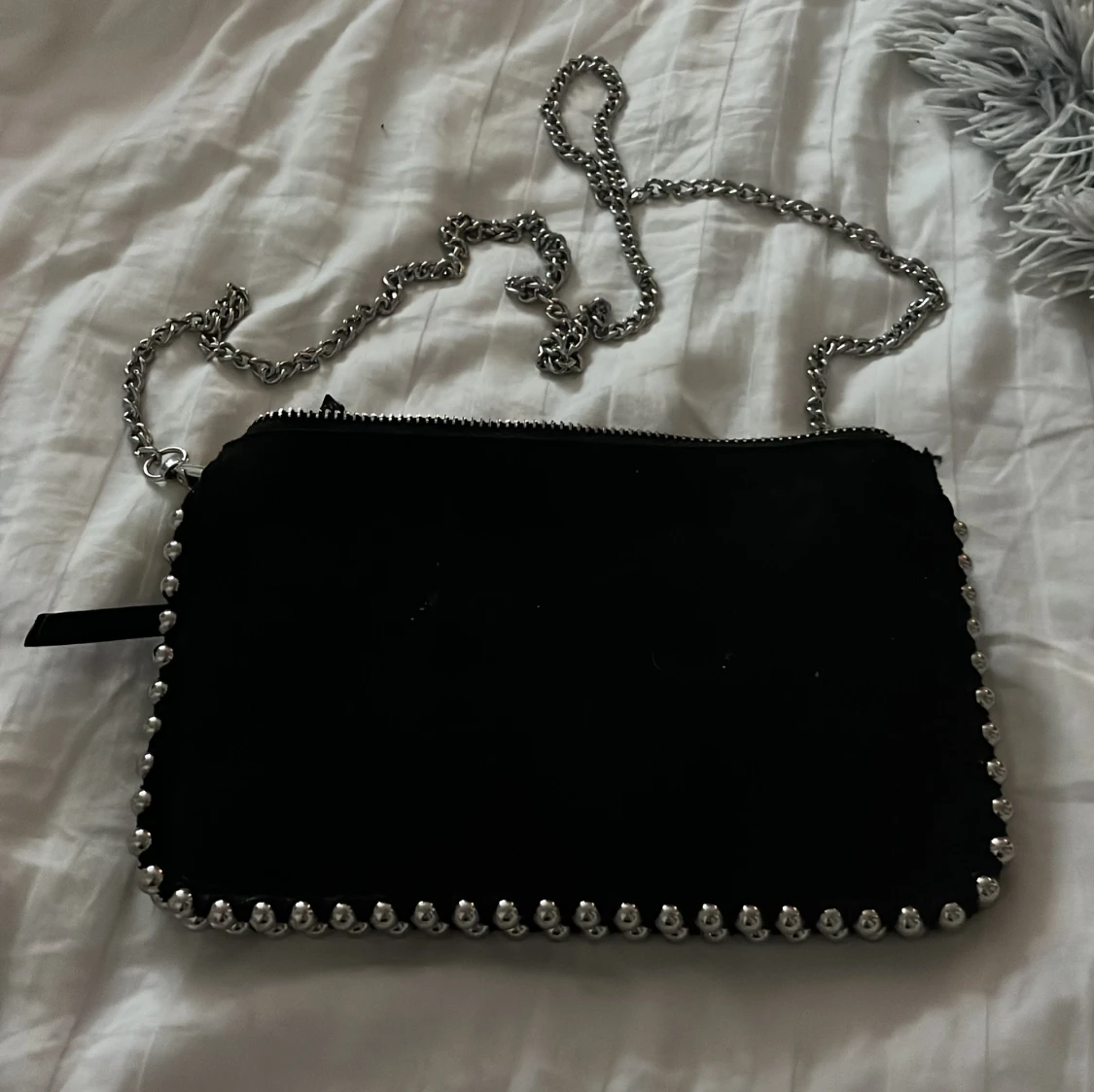 Svart axelväska med kedja och nitar - 1