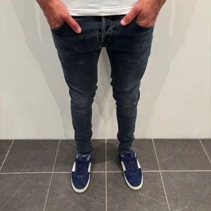 Dondup Jeans - Dondup Jeans! Trendigaste jeansen på marknaden.  34 midja, 34 längd, Skick= 9,5/10 Ny pris= 4000 kr Säljs för= 799 kr  