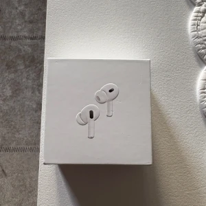 AirPods Pro 2nd generation USB-C - Säljer ett par AirPods Pro (2nd generation) med  (USB-C). Helt nya fick dem i present inte ens öppnade. Skriv vid frågor!