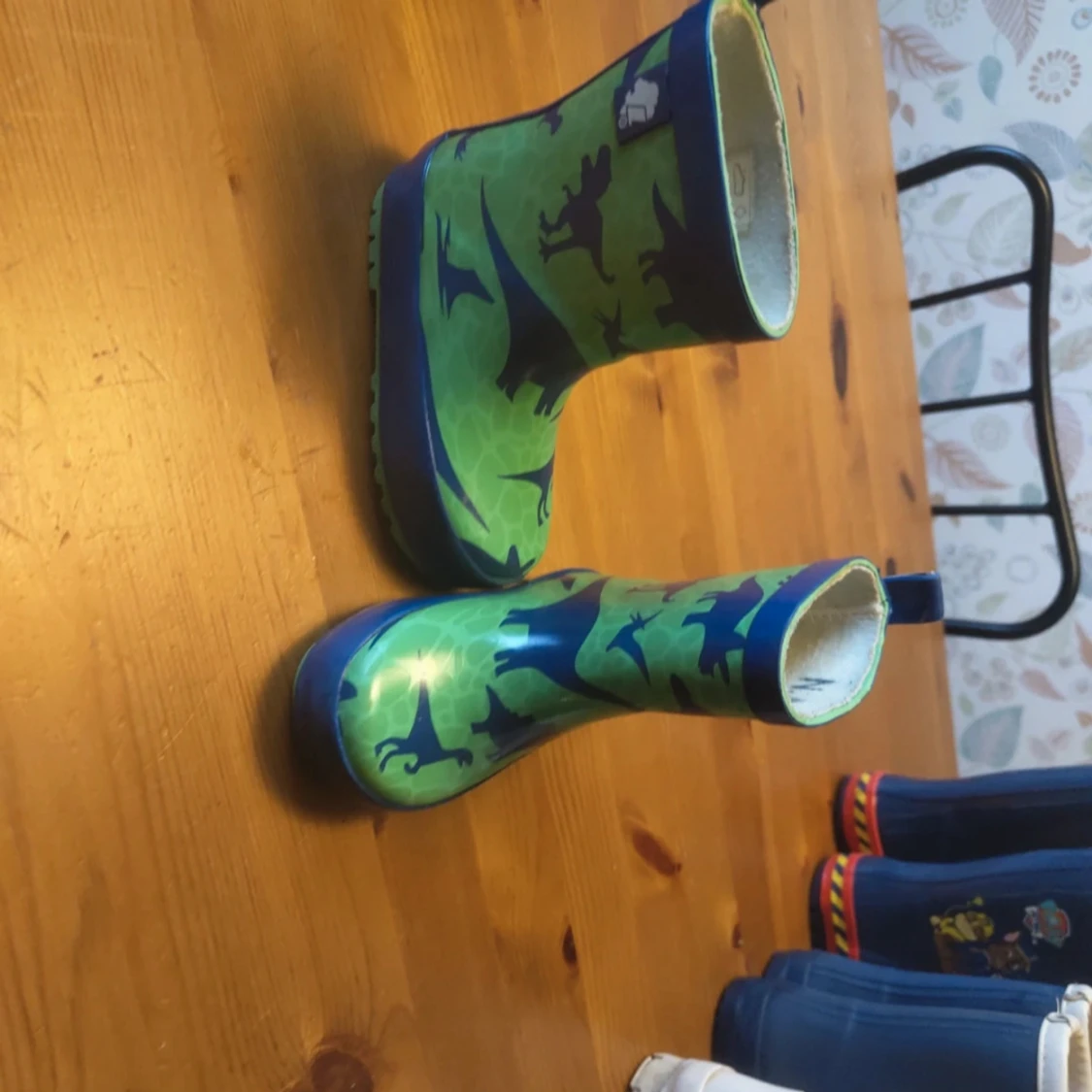 Gröna gummistövlar med dinosaurier