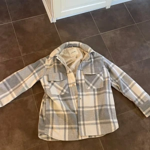Jacka - Jacka från Monki. Aldrig använd. Storlek XXS men passar XS och S med då den är oversized.