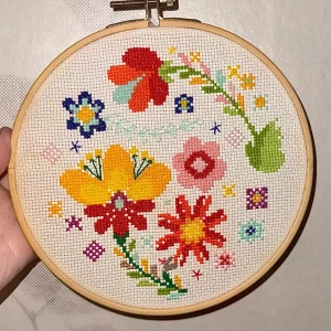 Broderi: Blommor i korsstygn - Hemmagjord, färgglad broderitavla med blommor i korsstygn. Inspirerande och kreativ dekoration till henmet eller som present till någon som älskar hantverk.