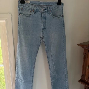 Levi's 501 ljusblå jeans W32 L34 - Ljusblå Levi's 501 jeans i storlek 32/34. Fint skick, men lite skav vid ena fickan (se bild).       Köpta för 1200kr, säljer för 350kr