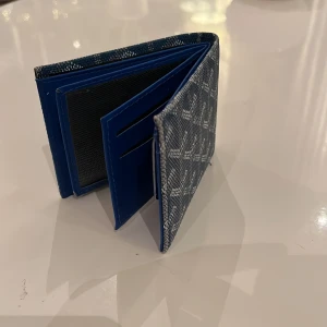 Stilig plånbok  - Stilig plånbok. Som jag köpte för ca 4 månader sen använts den lite här och där inga defekter.