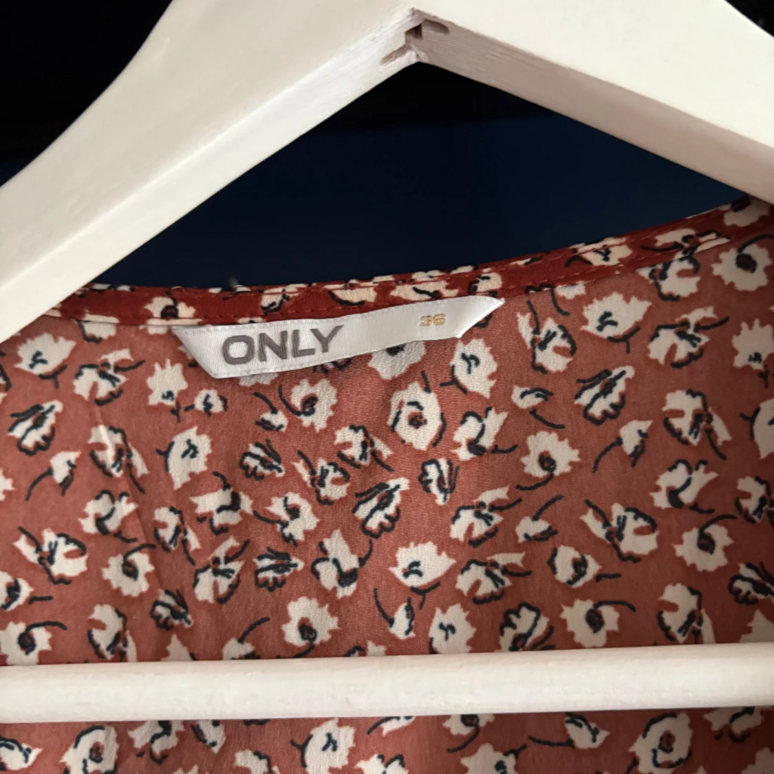 Blommig omlottklänning från ONLY - 1