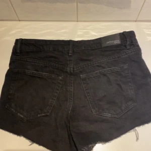 Mod waisted jeans shorts - Jättefina jeans shorts från Gina men tyvärr är den försmå så kommer inte till användning, använt typ 2 gånger då dem redan va för små vid köpet! 🙏💞