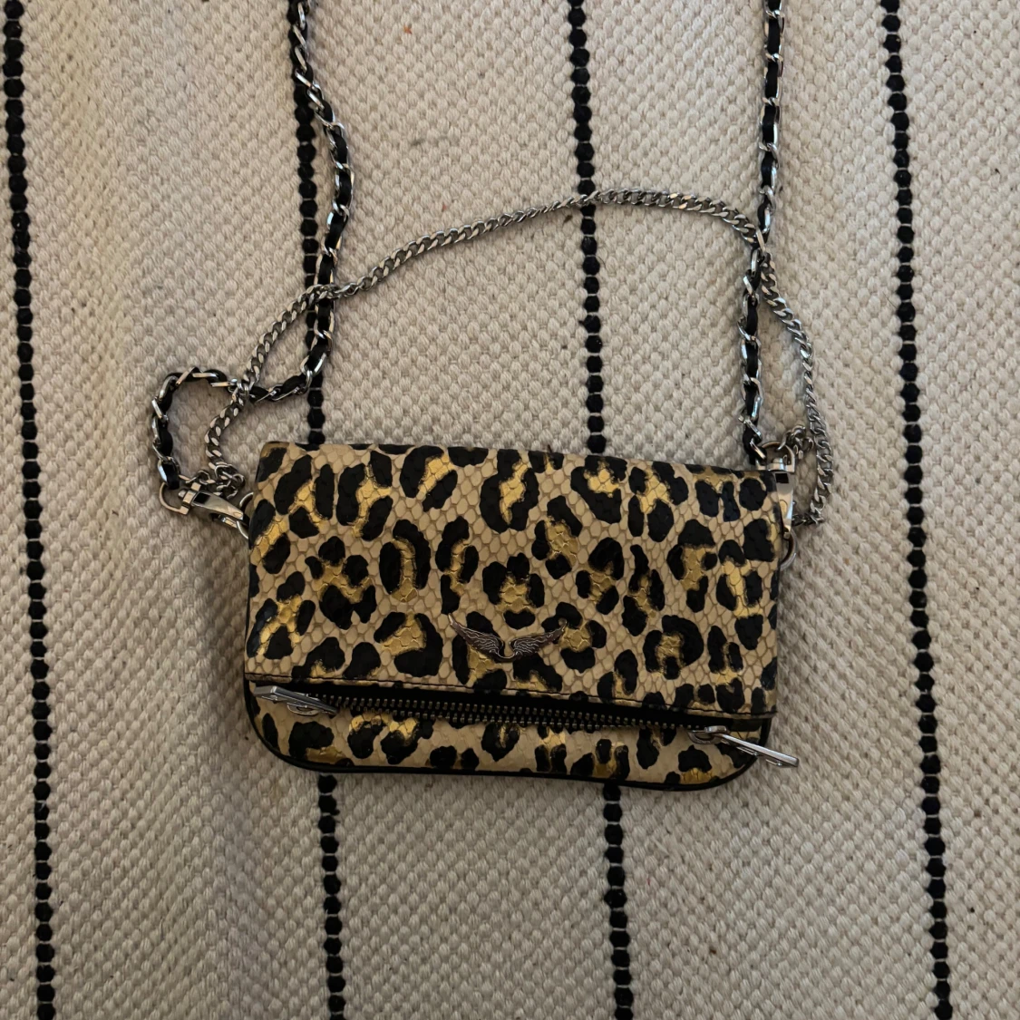 Leopardmönstrad axelväska med kedja