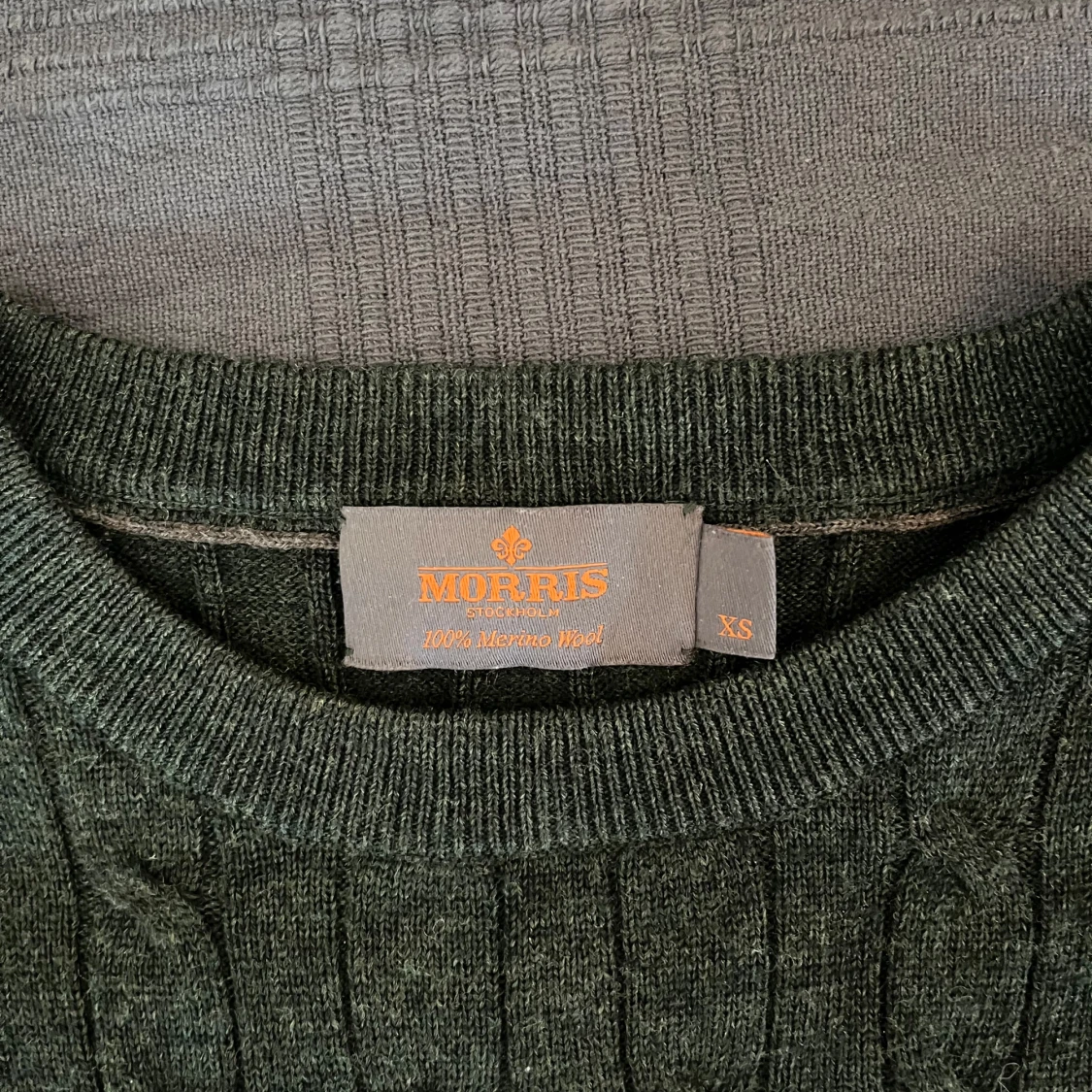 Mörkgrön kabelstickad tröja Morris - 2