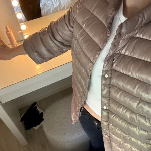 beige herno liknande jacka - så fin trekvartsärmad jacka med guldknappar. storlek xs! perfekt nu till hösten💕inga defekter