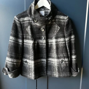 Rutig höstkappa - Så snygg höstkappa!!