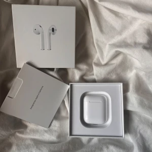 Apple AirPods  - Säljer mina airpods för 500kr då jag köpt nya. De är i  använt skick men varan är fortfarande användbar. Ingen sladd medföljer. Priset är inte prutbart.
