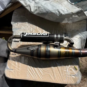 Yasuni avgassystem & Malossi koppling till moped - Säljer ett Yasuni avgassystem och en Malossi koppling till moped. Avgassystemet är i bra skick med endast mindre ytskador och snygg värmefärgning. Kopplingen är använd men fullt fungerande. Perfekt för trimning och bättre prestanda.