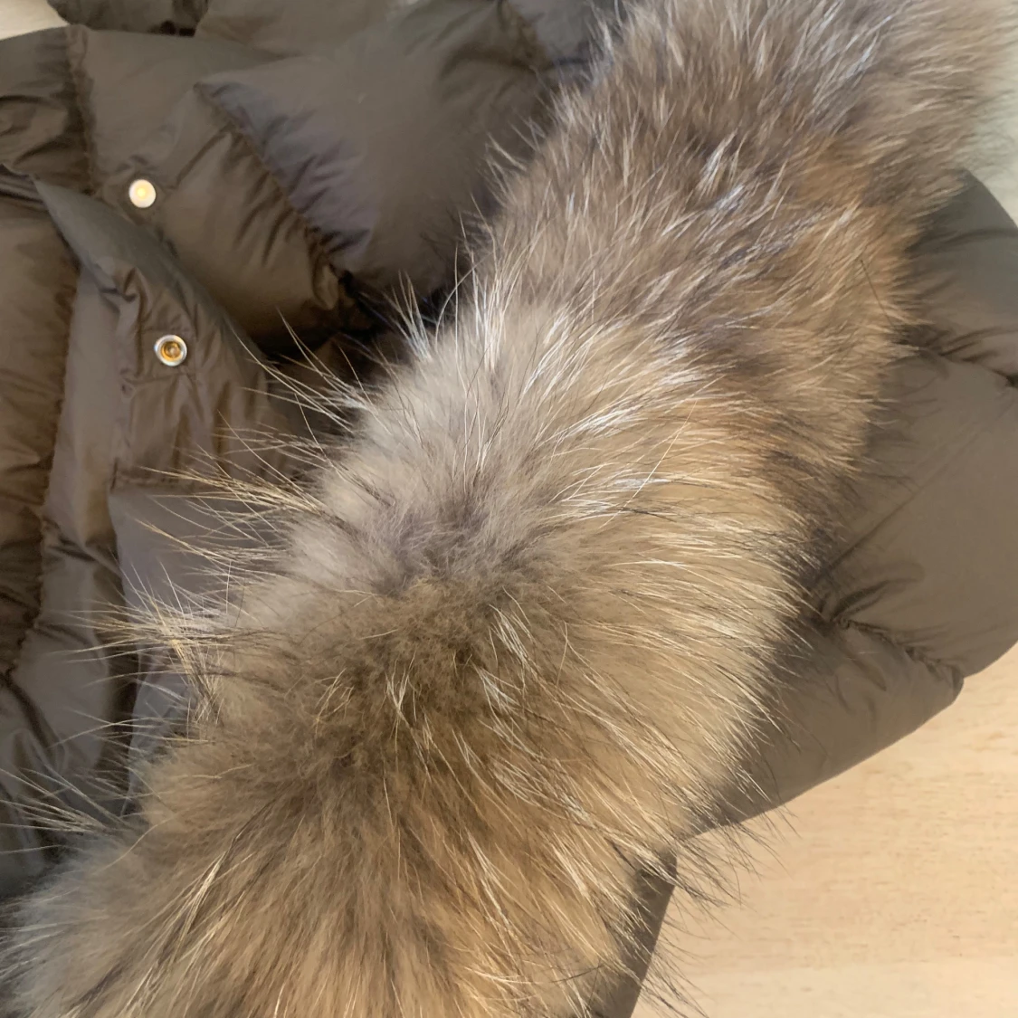 Brun dunjacka med äkta päls och bälte - 1