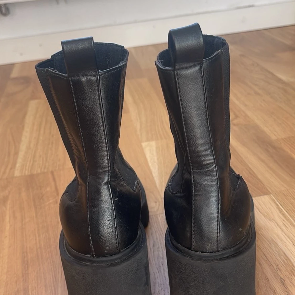 Svarta chunky chelsea boots i skinn - 4