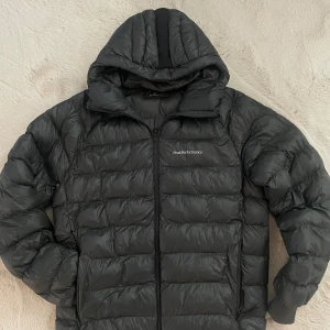 Mörkgrön Peak Performance L - Säljer en mörkgrön jacka från Peak Performance i storlek L. Skriv om ni har frågor 