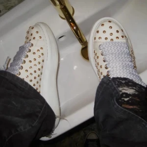 Missoni zickzack skosnören - Ascoola skosnören , helt nya! I chevron/missoni/zickzack mönster. Perfekt att piffa upp outfiten 👨🏼‍🎤🧑🏼‍🎤 