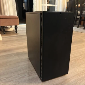 Gaming dator med ASUS ROG-moderkort - Kraftfull stationär dator i svart chassi med ASUS ROG-moderkort, flera USB-portar, HDMI, DisplayPort och ljudutgångar. Utrustad med dedikerat grafikkort och Noctua kylning. .   CPU (processor): AMD Ryzen 7 2700x  Moderkort: ROG STRIX B550-F GAMING  RAM (): 16 GB DDR4  Grafikkort (GPU): NVIDA GeForce GTX 1050 Ti  Lagring : 500 GB  M2SSD  SSD 970 EVO+ M2 500 GB  !Extrem tyst