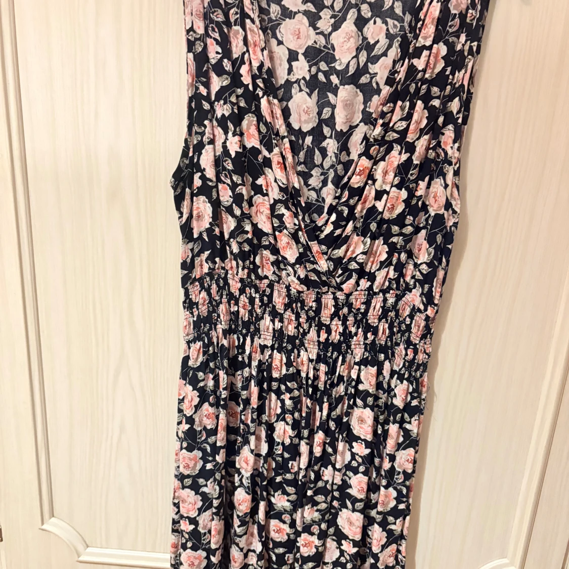 Blommig kortklänning med v-ringning - 1