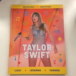 Taylor Swift bok - Upptäck allt om Taylor Swift! Denna färgsprakande bok är full av fakta om hennes liv, låtar, turnéer och vänner. Perfekt för dig som älskar musik, mode och vill veta mer om en av världens största popstjärnor. Inspireras av Taylors stil och få koll på hennes ikoniska ögonblick!