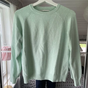 Mintgrön stickad tröja  - Mintgrön stickad tröja med rund halsringning och ribbade muddar vid ärmslut och nederkant. Använd fåtal gånger, mycket bra skick.