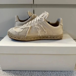 Maison marigiela gats - • Maison marigiela gats   •Storlek: 40 men passar 41   •Nypris 6000   •Har kvitto   •Mycket bra skick, bara lite smutsiga!