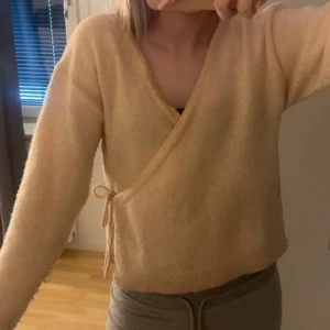 Stickad (tröja) - Fin rosa stickad öppen tröja som man knyter på sidan, har använts men inte på senaste! Inget fel på tröjan men lite nopprig bara men de är inget som man tänker på! 