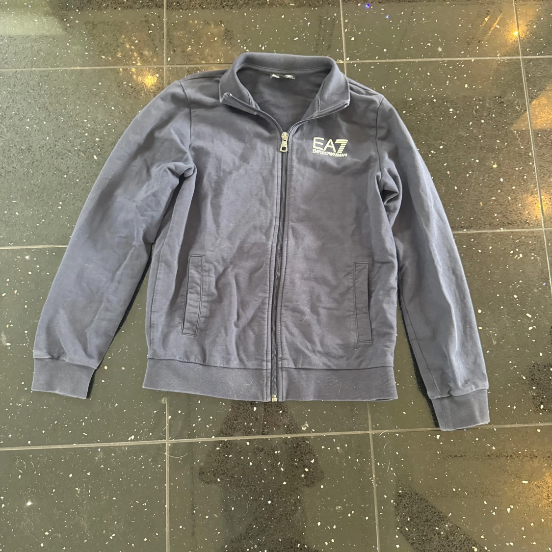 Mörkblå ziptröja från EA7 Armani