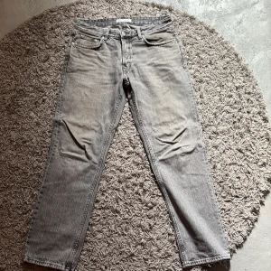 Grå raka jeans från Zara - Säljer ett par jeans från zara