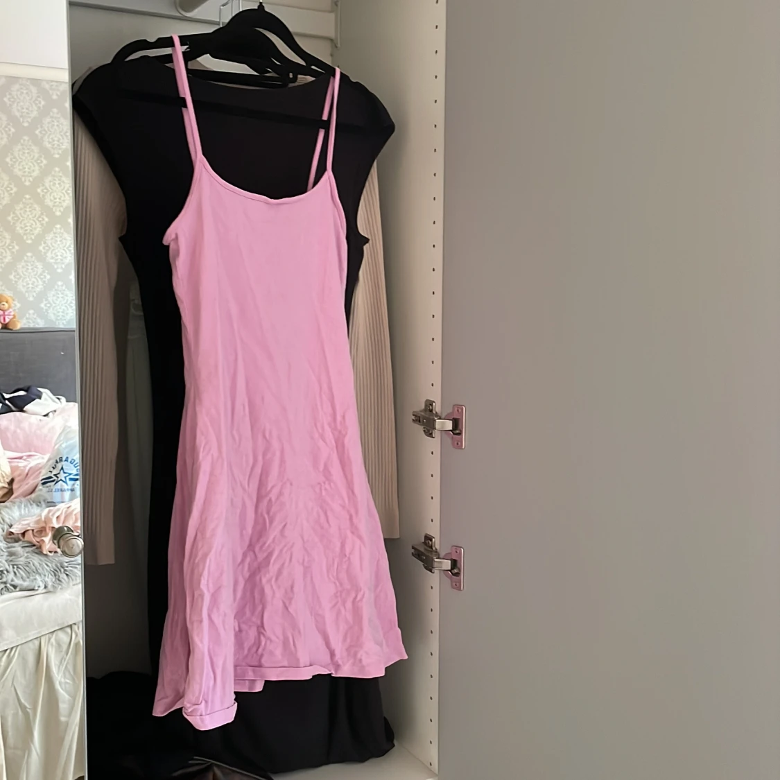 Ljusrosa kort klänning med smala axelband