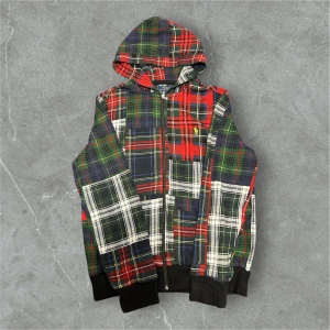 Polo Ralph Lauren Zip Hoodie Flerfärgad - 📍Storlek:M  💪🏽Skick:Mycket bra   📐Mått:Längd:65cm:Axelbredd:43cm  📎Material:84%Bomull:16%Polyester  📦Skickar alltid inom 24h  💸Köp fler plagg för att få billigare pris  ✅Äkthetsgaranti